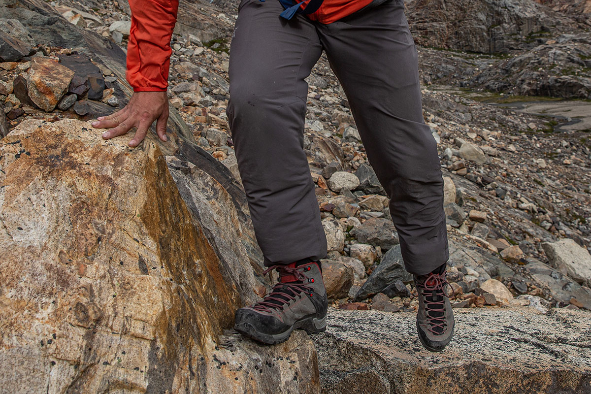 Salewa MTN Trainer Mid GTX hiking boot (stepping over big rocks)