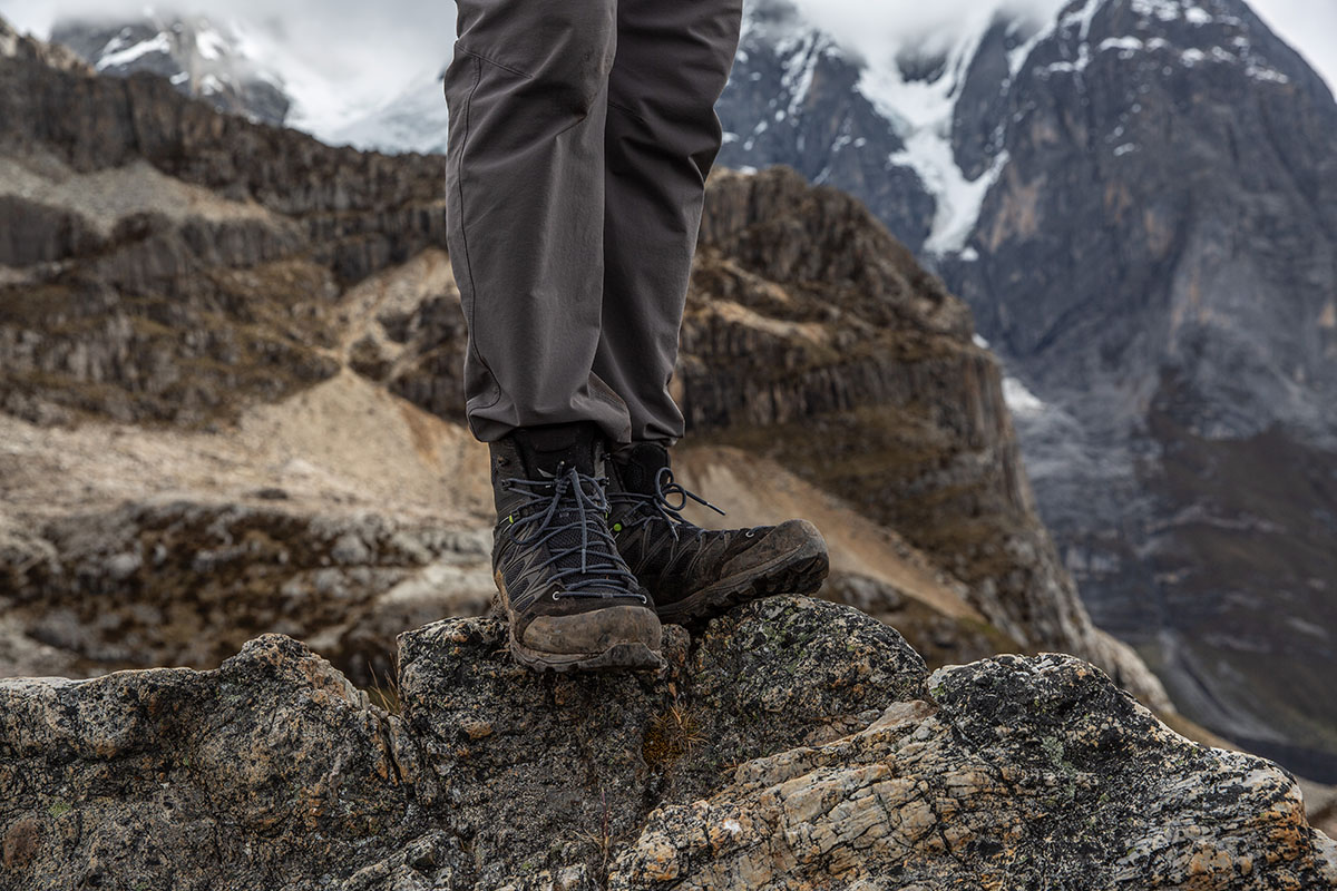 Salewa Mountain Trainer Lite Mid GTX hiking boot (on rock)