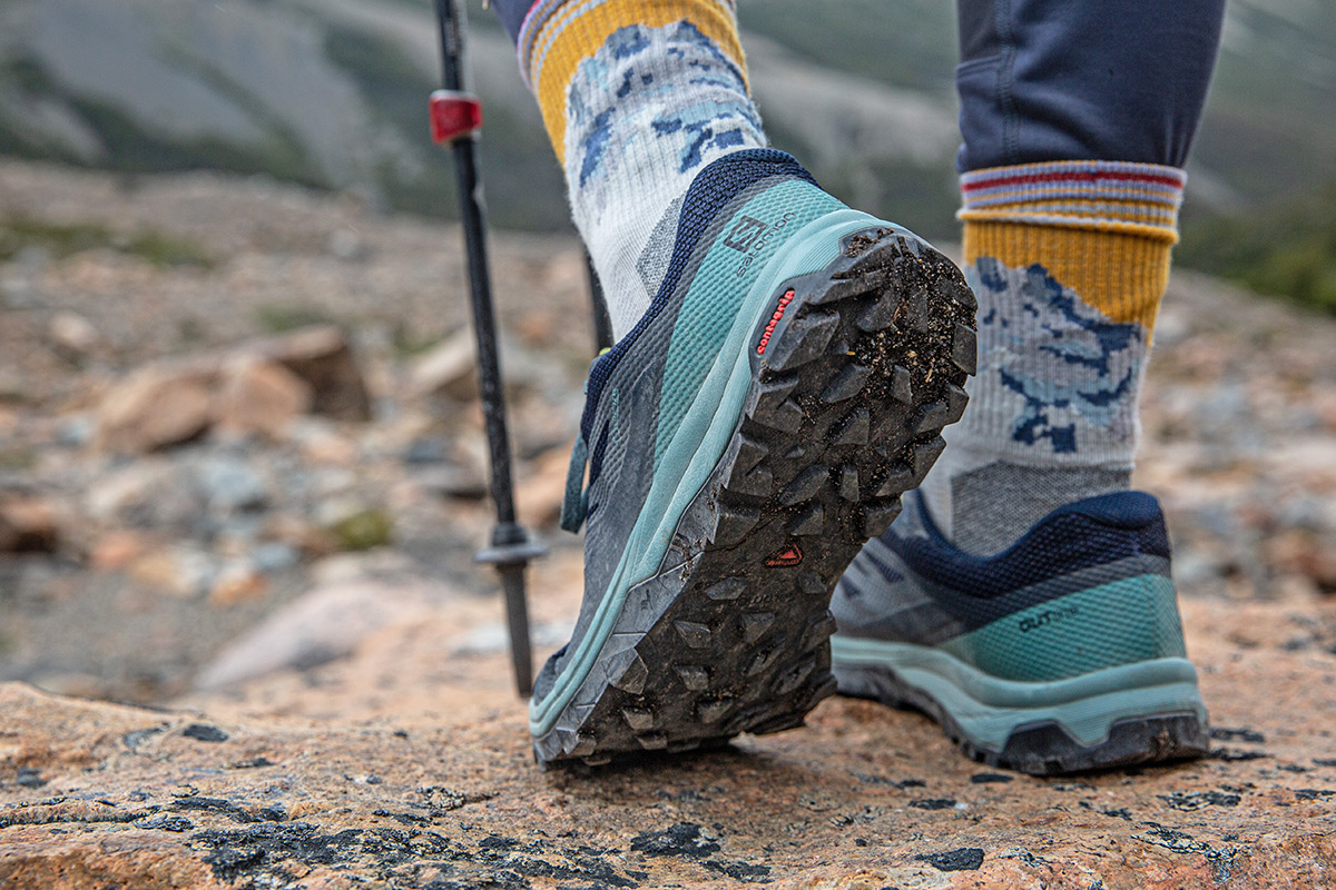 Salomon OUTline GTX (view of tread while hiking)