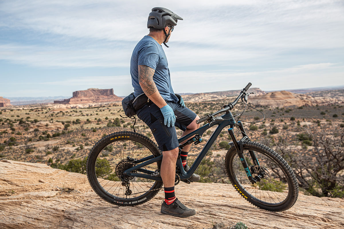 Shimano SH-AM903 mountain bike shoe (overlooking desert)