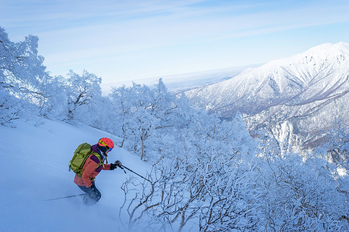 Smith Skyline goggles (skiing down)