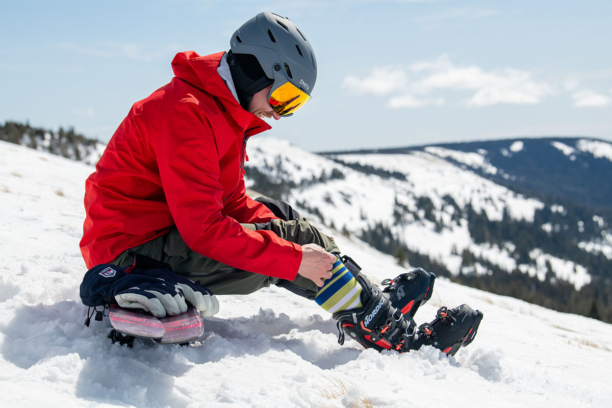 Smith Survey MIPS snow helmet (view from side putting on boots)