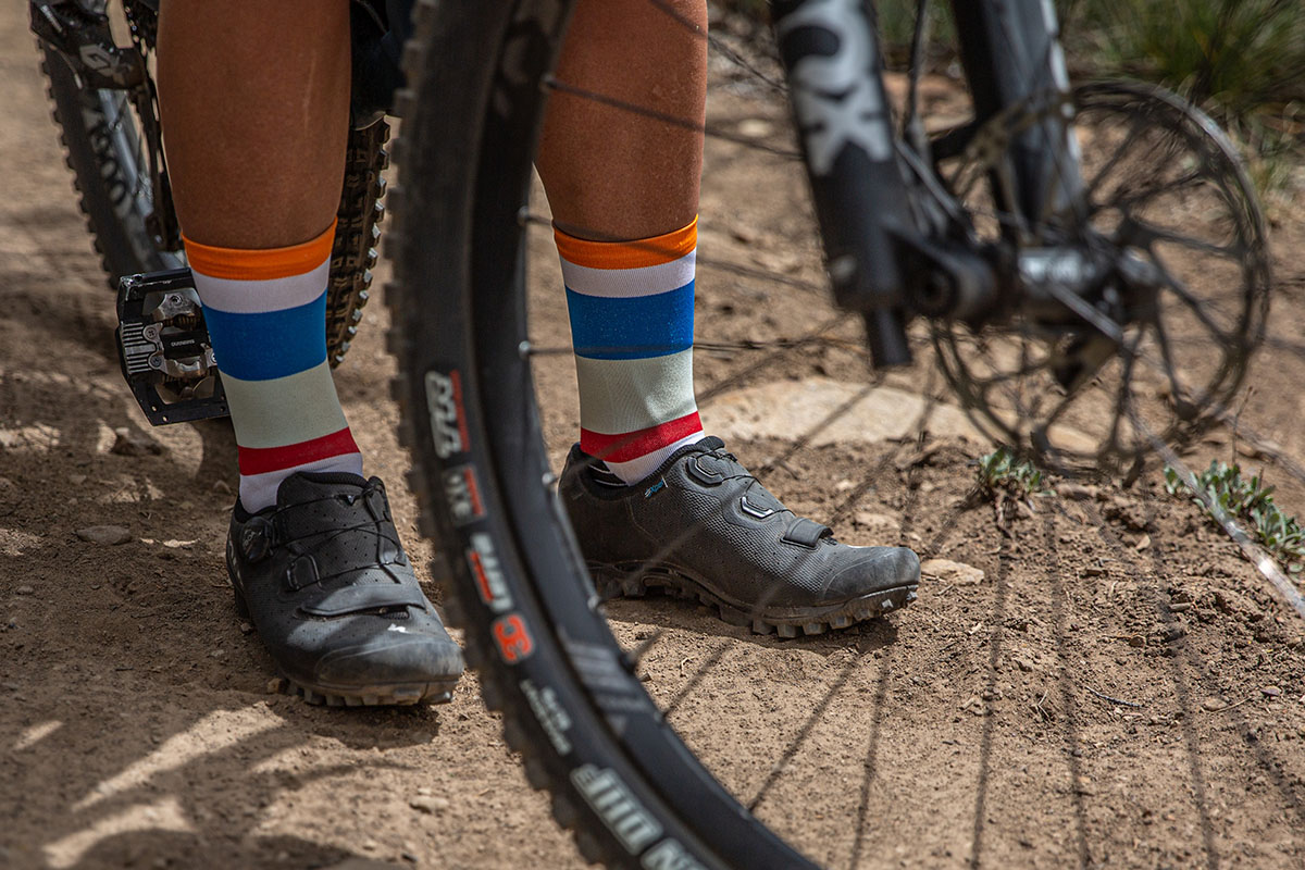 Specialized Recon 2.0 mountain bike shoe (standing next to bike)