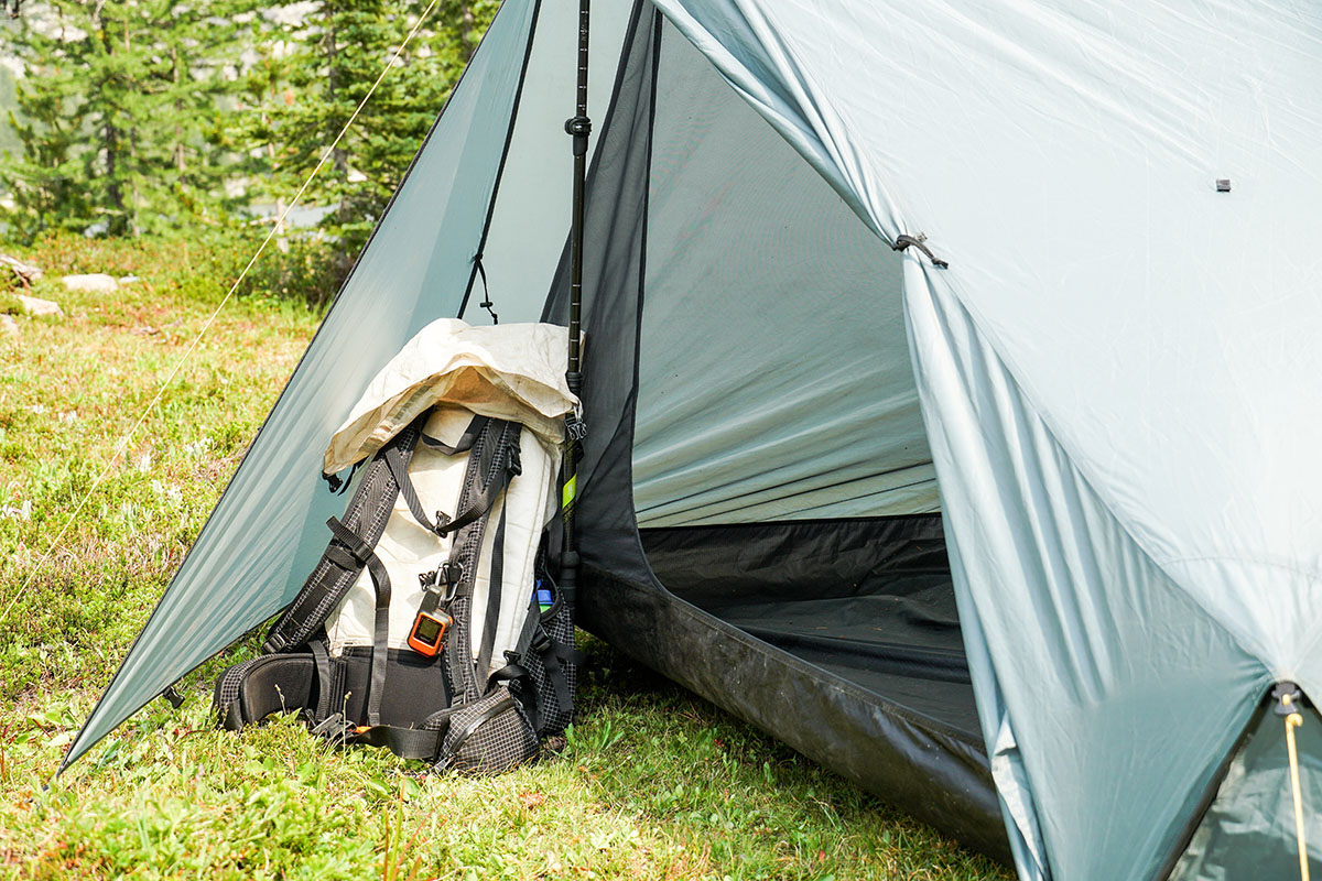 Tarptent StratoSpire 2 (pack in vestibule)