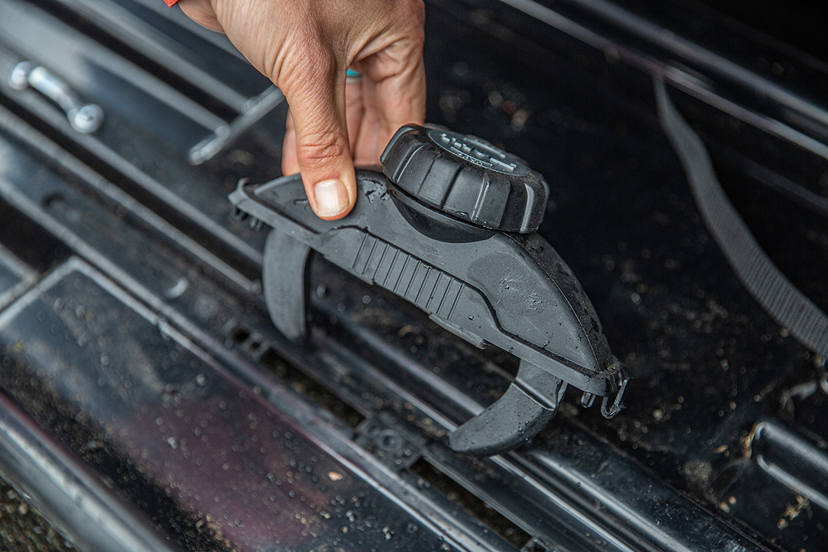 Thule Motion roof box installation knobs