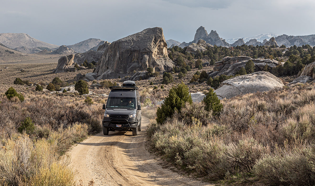 Thule Motion driving on dirt road
