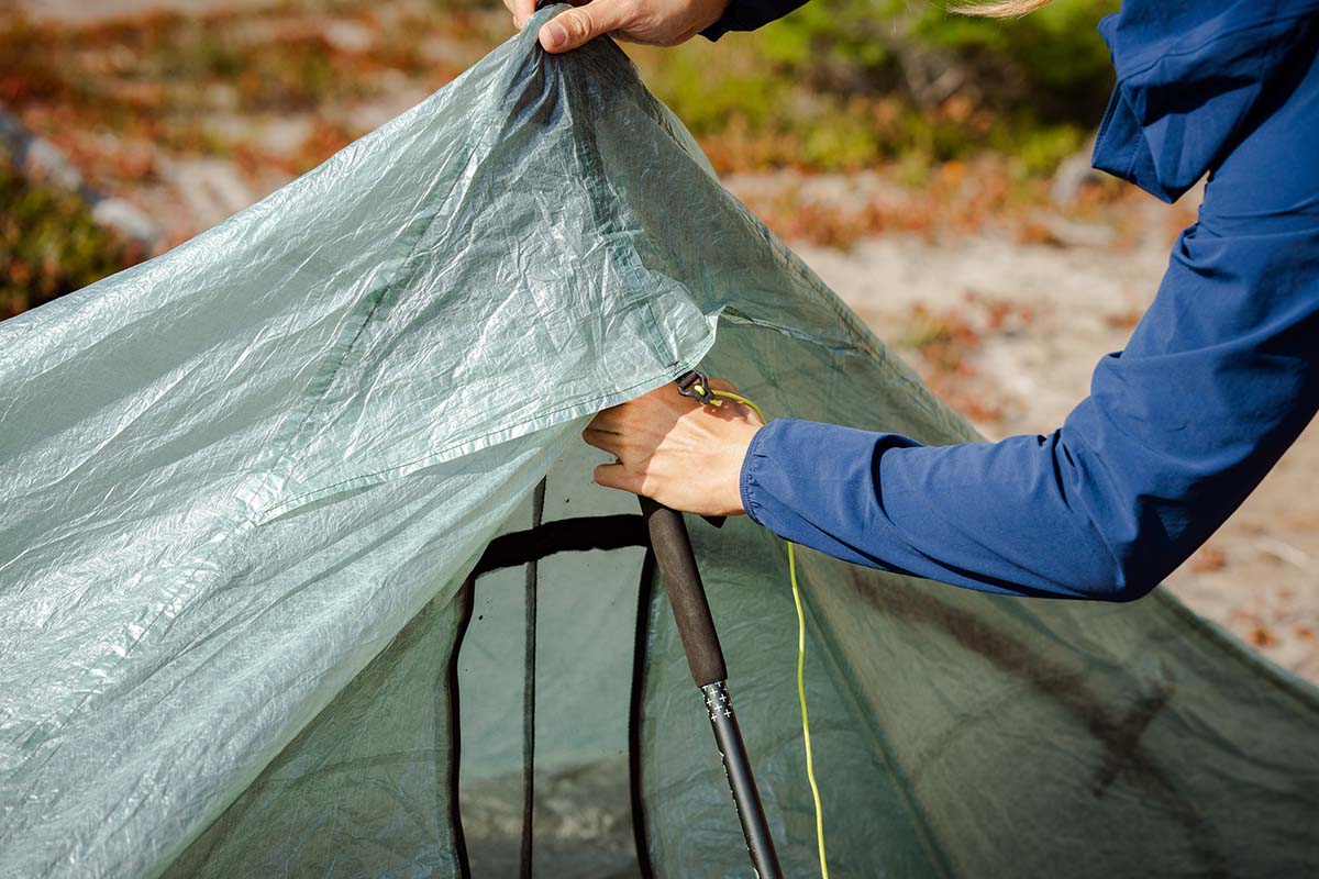 Zpacks Duplex Zip trekking-pole tent (inserting trekking pole)