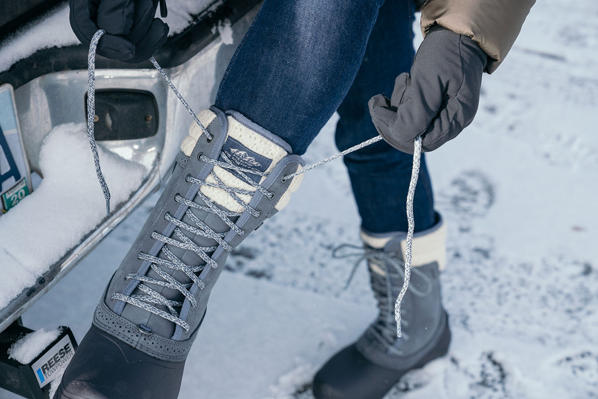 Winter boots (lacing up)