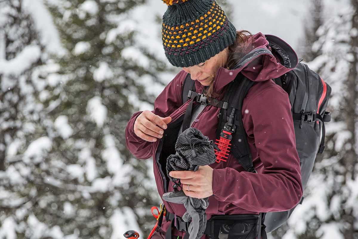 How to Choose a Ski Jacket (softshell jacket in backcountry)