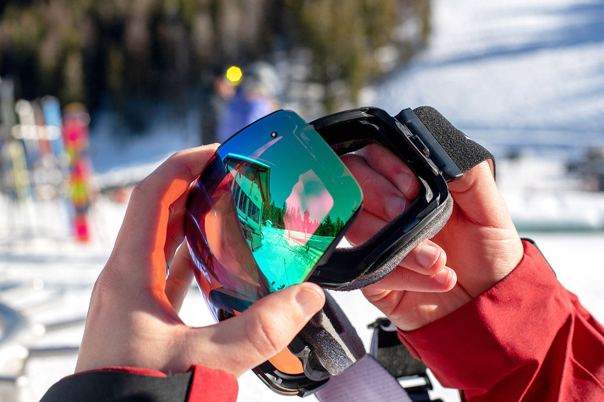 Ski goggles (swapping lens on Smith IO Mag)