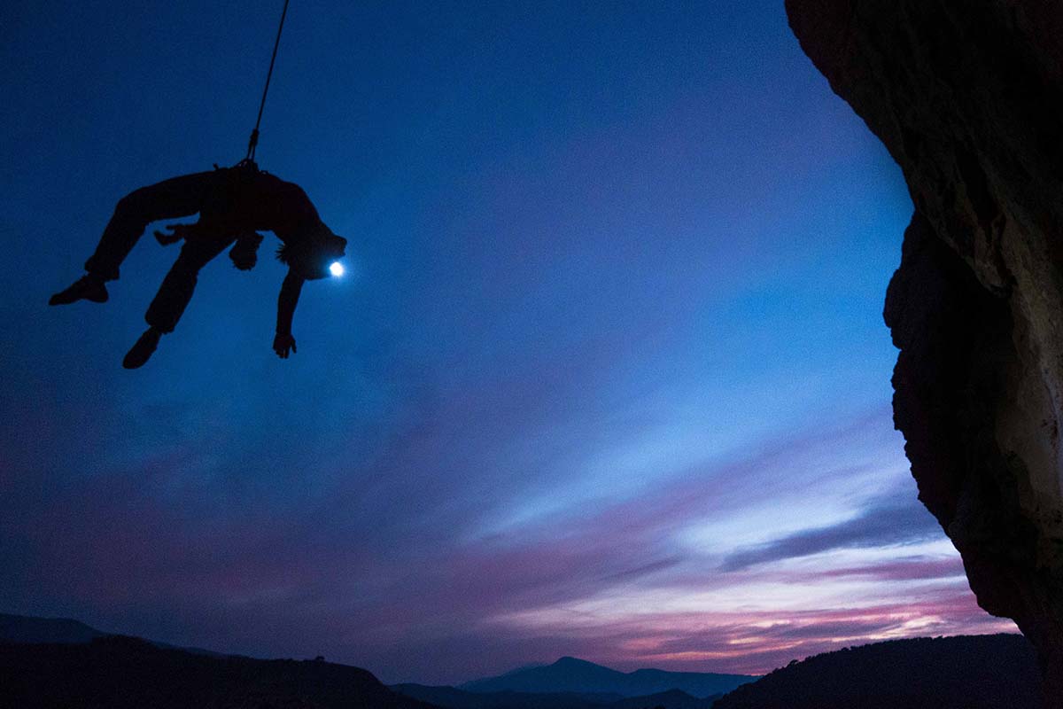 Climbing rope elongation climber hanging on rope (rope diameter)