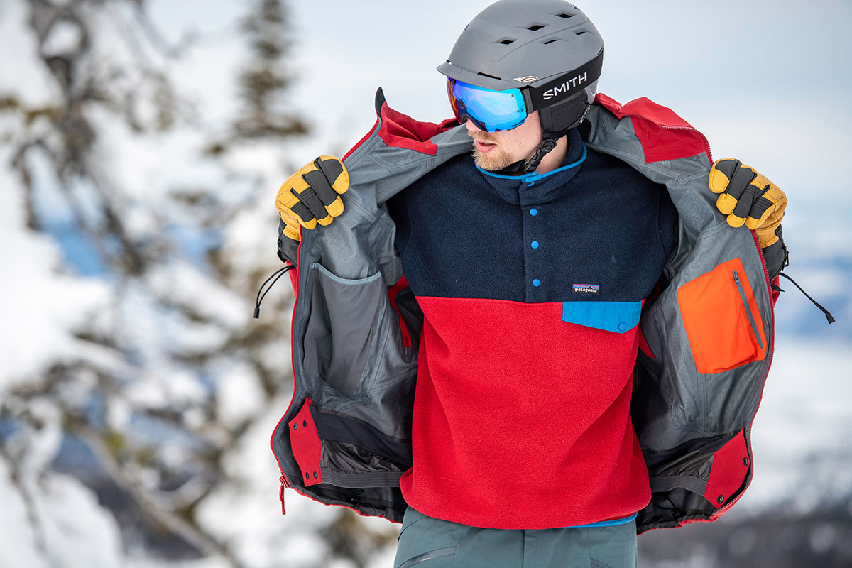 Staying warm while skiing (layering)