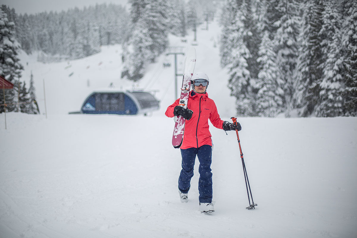 Staying warm while skiing (layers)