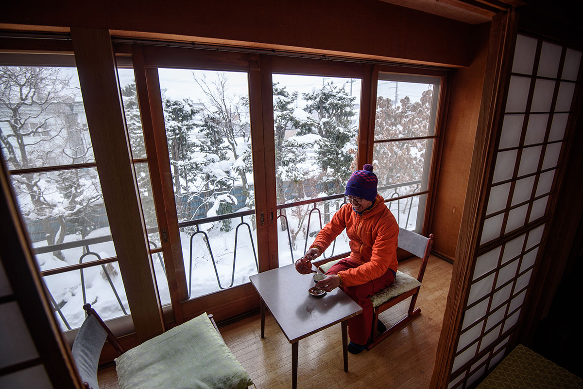 Staying warm while skiing (lodge)
