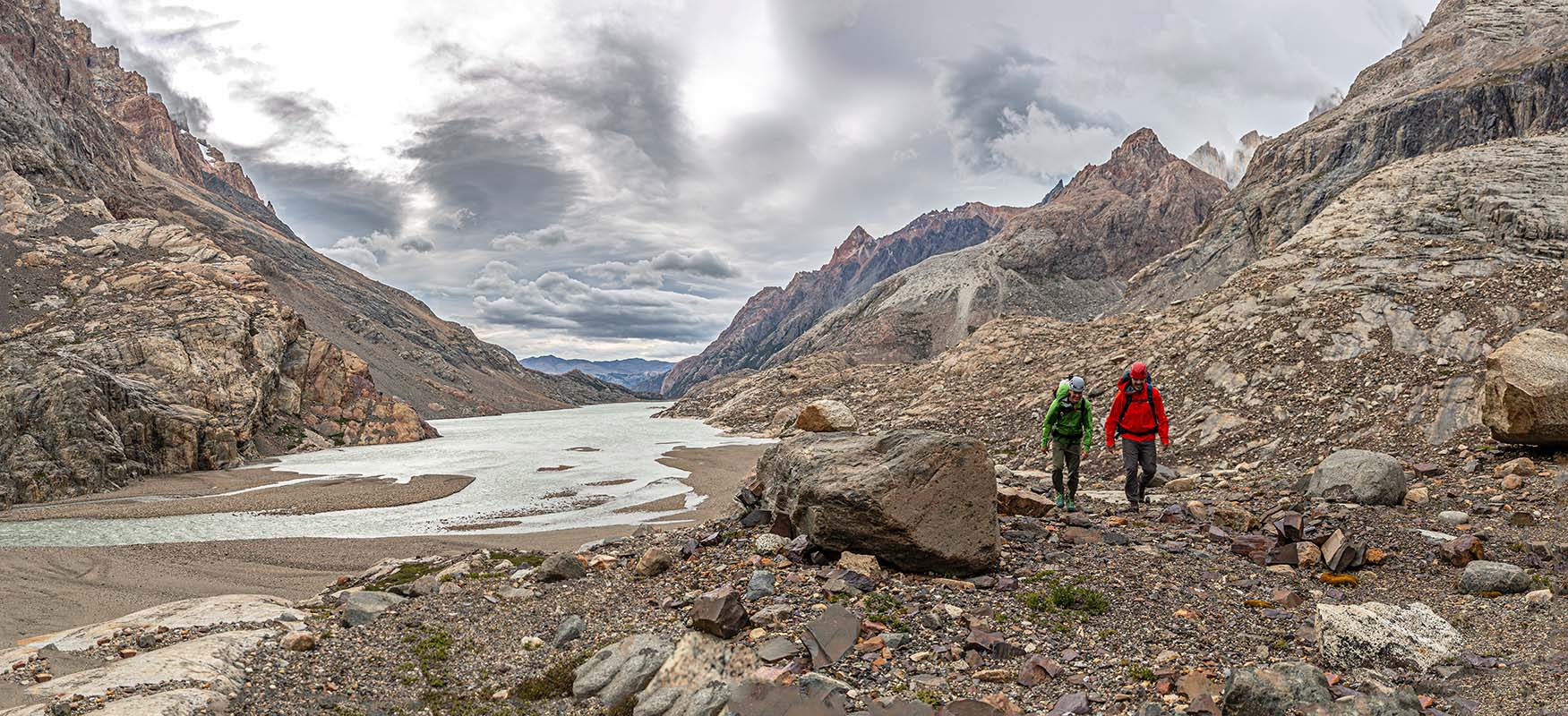 Hiking above Lago Electrico