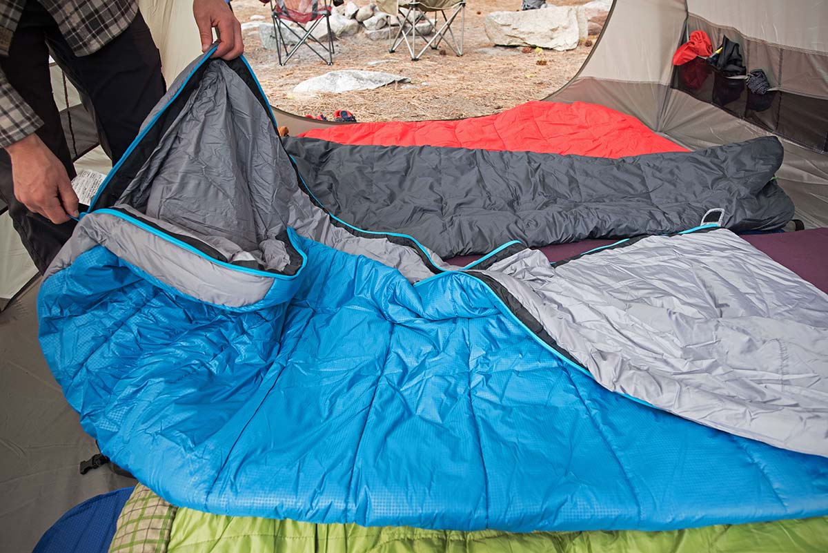 Using the full-length zipper on The North Face Dolomite Camping sleeping bag (zipper)