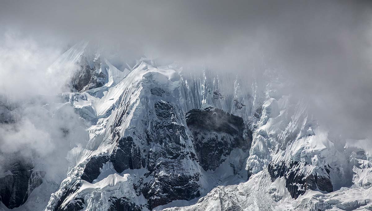 Cordillera Huayhuash (cloudy peaks)