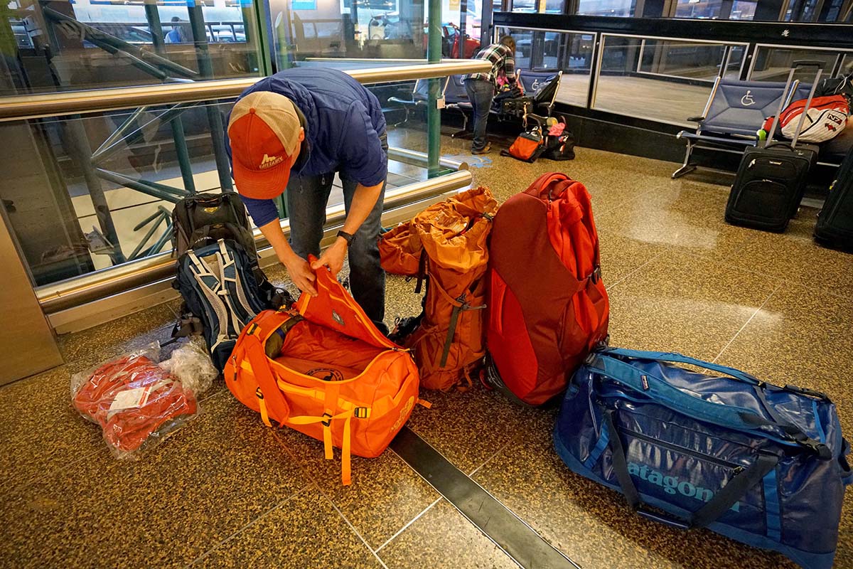 U-shaped openings give wide and easy access to the main compartment Duffel bags (u-shaped zipper)