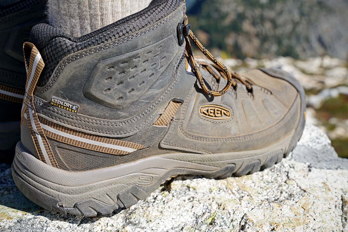 keen targhee hiking shoes