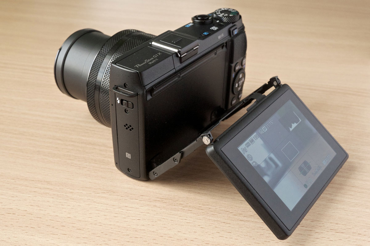 The tilting LCD screen on the Canon G1X Mark II | <a data-cke-saved-href=' https://www.flickr.com/photos/janitors/14064931277/in/album-72157644395134568/' href=' https://www.flickr.com/photos/janitors/14064931277/in/album-72157644395134568/' target="_blank"> Karlis Dambrans</a> LCD screen on point-and-shoot