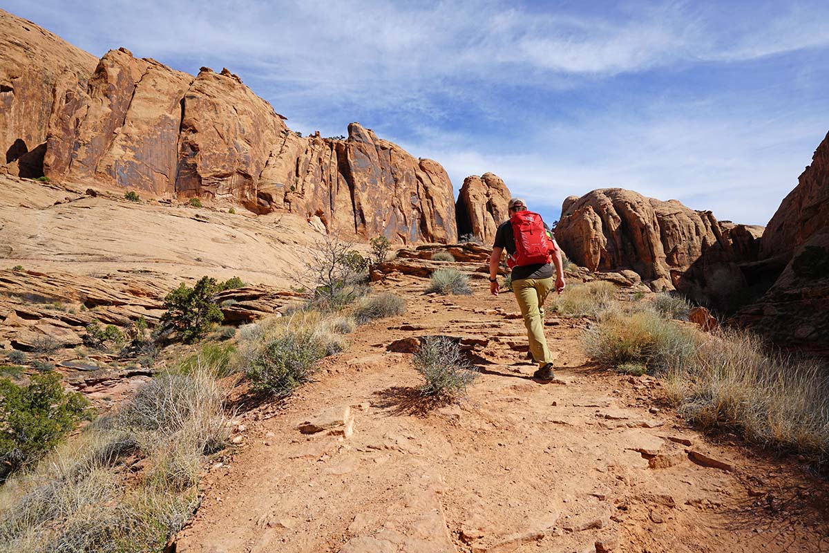 Osprey Talon 22 (hiking uphill)