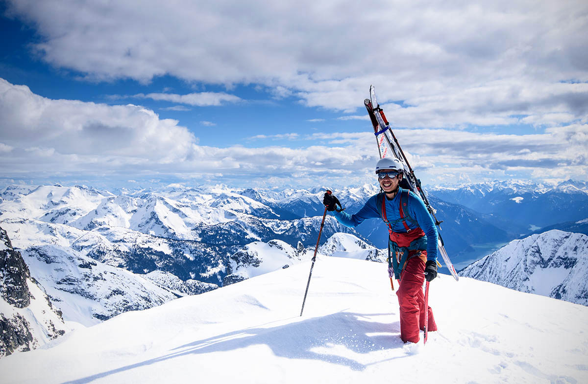 Ski lt. Ski Tour лыжи. Посадка на горнолыжном подъемнике.