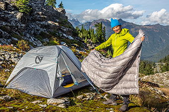 Hyperlite Mountain Gear 20 Degree Quilt (holding quilt outside tent)