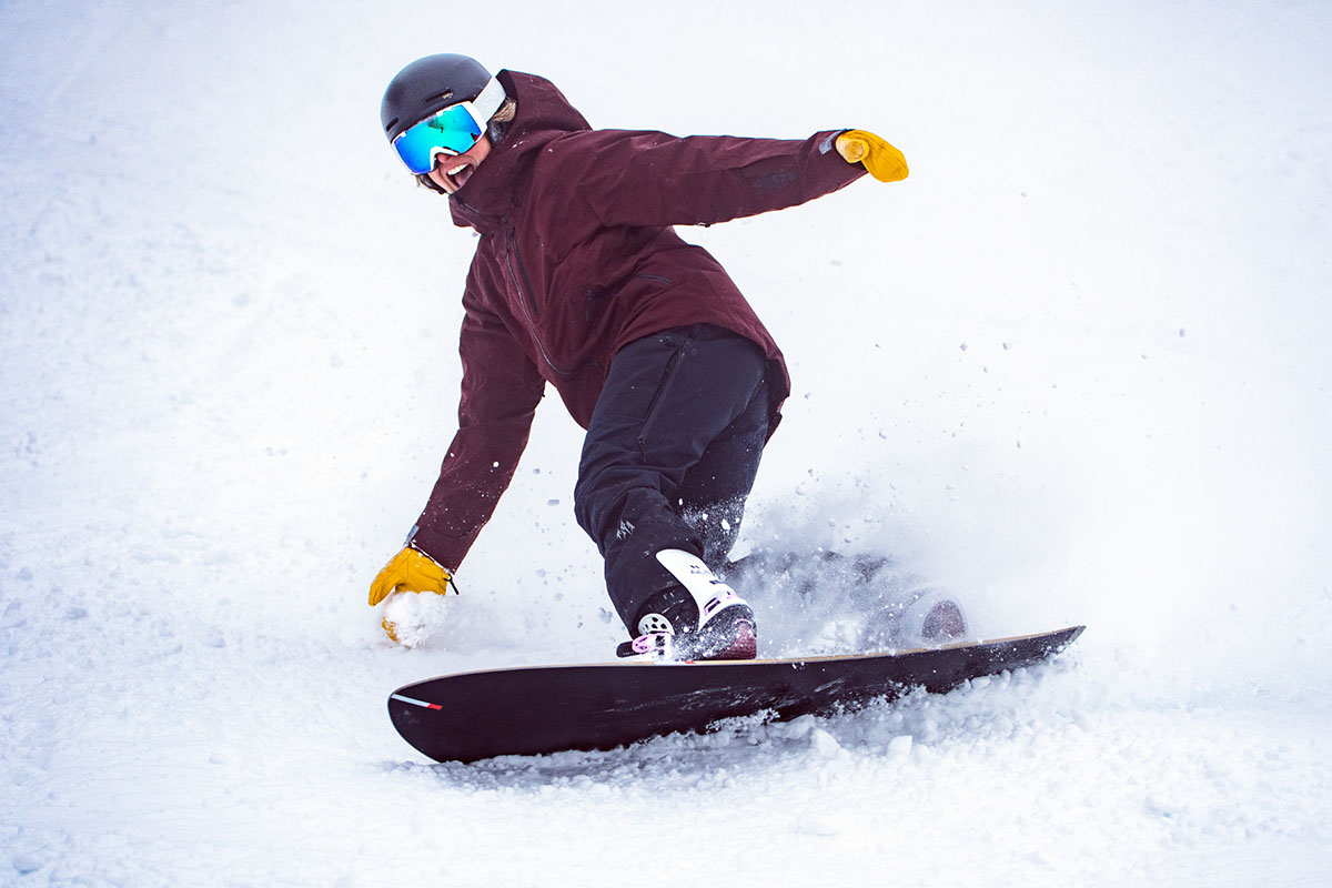 Snowboarding in powder (women's snowboard pants)