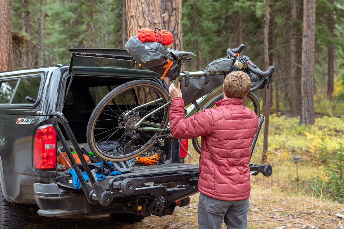 Cannondale gravel bike (unloading from bike rack)