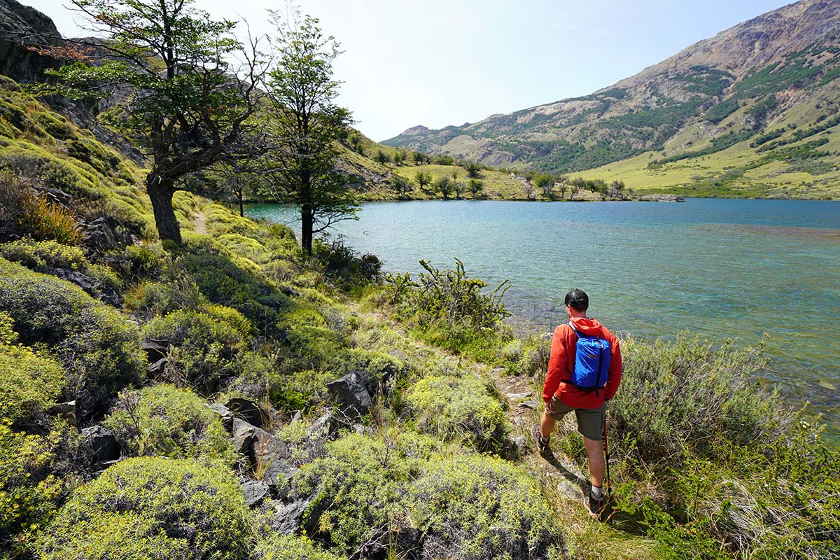 REI Co-op Flash 18 Pack (hiking downhill by lake 2)