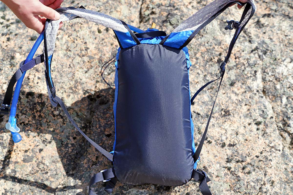 https://www.switchbacktravel.com/sites/default/files/inline-images/REI%20Co-op%20Flash%2018%20Pack%20%28nylon%20backpanel%29.jpg