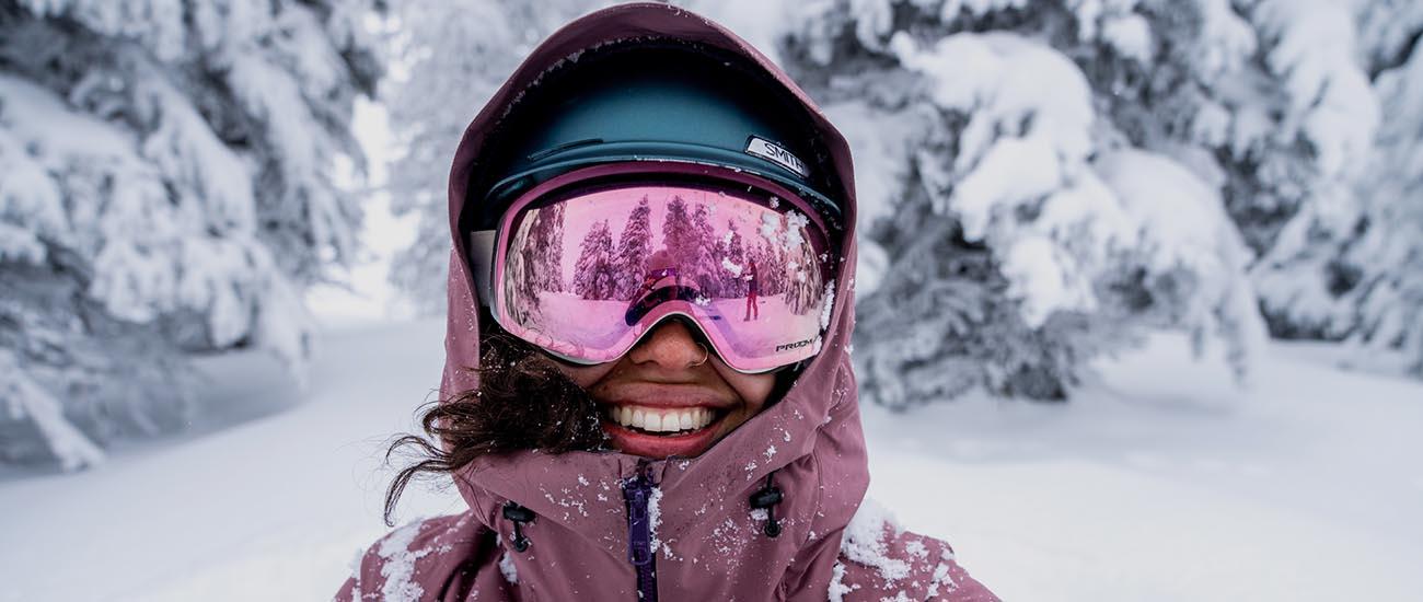 Ski goggles (Oakley goggles in powder)