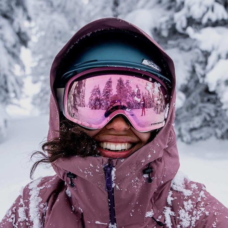 Ski goggles (Oakley goggles in powder)