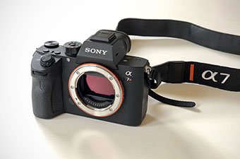 Mirrorless camera (Sony a7R III)