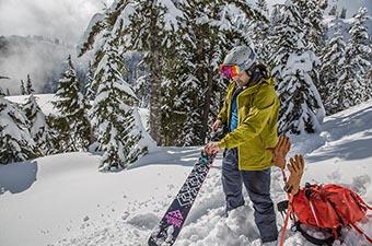 elastic travel ski bindings Salomon Shift MNC 13 backcountry ski binding (transitioning in deep snow)