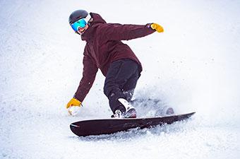 Snowboarding in powder (women's snowboard pants)