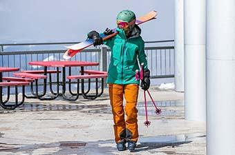 Trew Gear Stella Jacket Primo (carrying skis at resort)